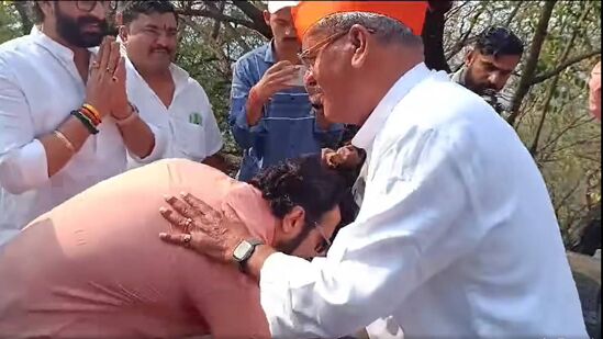 शिवनेरीवरील भेटीची राज्यात चर्चा! अमोल कोल्हे यांचा प्रतिस्पर्धी उमेदवाराला वाकून नमस्कार