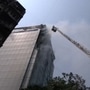 मालाड येथील आठ मजली व्यावसायिक इमारतीला आग लागली.