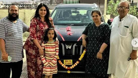 पाठबाईंनी खरेदी केली नवी कार, सासऱ्यांना दिली भेट
