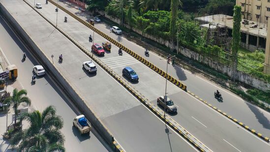 दिल्ली उड्डाणपुलावर एका तरुणाने कार थांबवून वाहतुकीला अडथळा आणल्याचा व्हिडिओ व्हायरल झाला आहे.