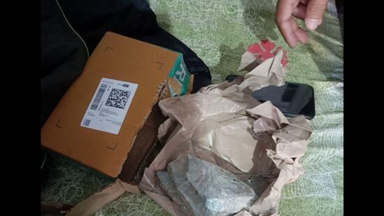 फ्लिपकार्टच्या पार्सलमध्ये स्मार्टफोनऐवजी मिळाले दगड