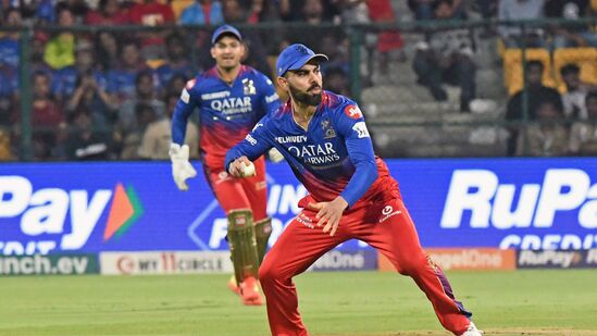 कोहलीची संथ खेळी महागात पडली? - सलग दुसऱ्या सामन्यात अर्धशतक झळकावत विराट कोहलीने आणखी एक दमदार खेळी खेळली यात शंका नाही. किंग कोहलीने वेगवान सुरुवातही केली होती. मात्र, जसजसा डाव पुढे सरकत गेला तसतसा कोहलीचा वेगही कमी होत गेला. कोहलीची संथ खेळी महागात पडली? - सलग दुसऱ्या सामन्यात अर्धशतक झळकावत विराट कोहलीने आणखी एक दमदार खेळी खेळली यात शंका नाही. किंग कोहलीने वेगवान सुरुवातही केली होती. मात्र, जसजसा डाव पुढे सरकत गेला तसतसा कोहलीचा वेगही कमी होत गेला.