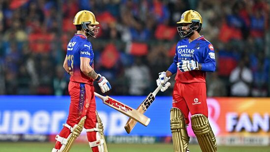 निवडकर्त्यांची कोहलीवर नजर- जर कोहलीने शेवटची षटके सुरुवातीसारखी त्याच गतीने खेळली असती तर आरसीबीच्या स्कोअर बोर्डवर २०० पेक्षा जास्त धावा झाल्या असत्या. आरसीबीच्या पराभवासाठी फक्त कोहलीच्या या खेळीला दोष देणे योग्य नाही, पण विराटला पॉवरप्लेनंतरच्या फलंदाजीवर आणि स्ट्राईक रेटवर काम करावे लागेल. निवडकर्त्यांची कोहलीवर नजर- जर कोहलीने शेवटची षटके सुरुवातीसारखी त्याच गतीने खेळली असती तर आरसीबीच्या स्कोअर बोर्डवर २०० पेक्षा जास्त धावा झाल्या असत्या. आरसीबीच्या पराभवासाठी फक्त कोहलीच्या या खेळीला दोष देणे योग्य नाही, पण विराटला पॉवरप्लेनंतरच्या फलंदाजीवर आणि स्ट्राईक रेटवर काम करावे लागेल.