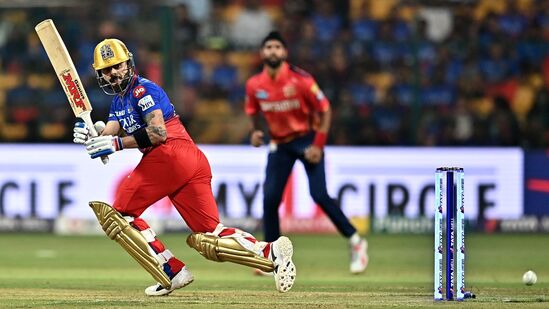 आता तुम्ही म्हणाल की कोहलीने एक टोक धरून जबाबदार खेळी खेळली. पण कधी कधी क्रिकेटच्या खेळात स्कोअर बोर्ड सर्वच सत्य सांगत नाही तर सामन्याची परिस्थितीवरून सर्वकाही समजून घ्यावे लागते. आता तुम्ही म्हणाल की कोहलीने एक टोक धरून जबाबदार खेळी खेळली. पण कधी कधी क्रिकेटच्या खेळात स्कोअर बोर्ड सर्वच सत्य सांगत नाही तर सामन्याची परिस्थितीवरून सर्वकाही समजून घ्यावे लागते.