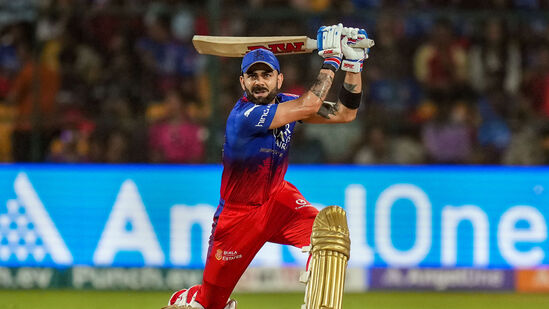 विशेषतः शेवटच्या षटकांमध्ये, विराटने खेळलेल्या शेवटच्या १६ चेंडूत केवळ २१ धावा केल्या. होय, फक्त २१ धावा. यावेळी किंग कोहली आपल्या होम ग्राऊंडवर आणि फलंदाजीसाठी नंदनवन असलेल्या मैदानावर चौकारांसाठी धडपडताना दिसला. विराटची अवस्था इतकी बिकट होती की त्याला या १६ चेंडूत फक्त एकच षटकार मारता आला. विशेषतः शेवटच्या षटकांमध्ये, विराटने खेळलेल्या शेवटच्या १६ चेंडूत केवळ २१ धावा केल्या. होय, फक्त २१ धावा. यावेळी किंग कोहली आपल्या होम ग्राऊंडवर आणि फलंदाजीसाठी नंदनवन असलेल्या मैदानावर चौकारांसाठी धडपडताना दिसला. विराटची अवस्था इतकी बिकट होती की त्याला या १६ चेंडूत फक्त एकच षटकार मारता आला.