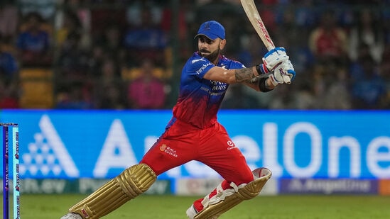 डावाच्या शेवटच्या ५ षटकांमध्ये, जेव्हा फलंदाजांनी भरपूर चौकार आणि षटकार मारायला हवे होते, तेव्हा विराट वाईटरित्या संघर्ष करताना दिसला. शेवटच्या २१ चेंडूंमध्ये कोहलीच्या बॅटमधून एकच चौकार आला आणि तोही शेवटच्या षटकात. डावाच्या शेवटच्या ५ षटकांमध्ये, जेव्हा फलंदाजांनी भरपूर चौकार आणि षटकार मारायला हवे होते, तेव्हा विराट वाईटरित्या संघर्ष करताना दिसला. शेवटच्या २१ चेंडूंमध्ये कोहलीच्या बॅटमधून एकच चौकार आला आणि तोही शेवटच्या षटकात.