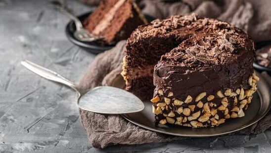 वाढदिवसाचा केक खाल्ल्याने एका १० वर्षाच्या मुलीचा मृत्यू झाला आहे.