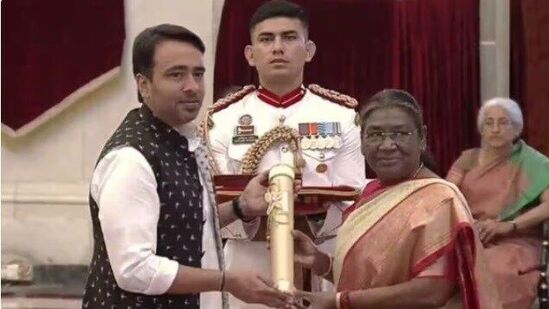 चौधरी चरणसिंग यांच्यासह चौघांना भारतरत्न, राष्ट्रपती मुर्मू यांनी दिला देशाचा सर्वोच्च पुरस्कार चौधरी चरणसिंग यांच्यासह चौघांना भारतरत्न, राष्ट्रपती मुर्मू यांनी दिला देशाचा सर्वोच्च पुरस्कार