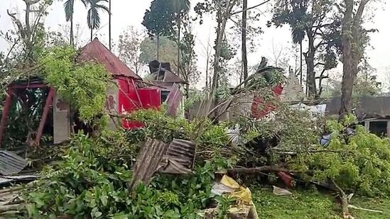 रविवारी दुपारी पश्चिम बंगालच्या जलपाईगुडी येथे चक्रीवादळाचा तडाखा बसल्याने एका महिलेसह किमान पाच जणांचा मृत्यू झाला आणि तर सुमारे ५०० हूनअधिक जण जखमी झाले. <p>रविवारी दुपारी पश्चिम बंगालच्या जलपाईगुडी येथे चक्रीवादळाचा तडाखा बसल्याने एका महिलेसह किमान पाच जणांचा मृत्यू झाला आणि तर सुमारे ५०० हूनअधिक जण जखमी झाले.</p>