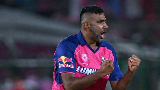 R Ashwin 200th IPL Match आर अश्विननं वानखेडेवर रचला इतिहास, धोनी-विराटच्या खास क्लबमध्ये एन्ट्री