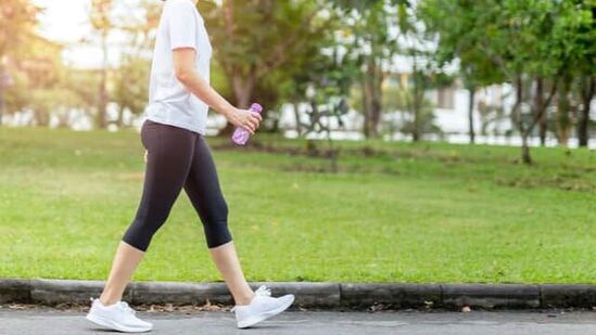 आरोग्यासाठी फायदेशीर आहे मॉर्निंग वॉक - रोज सकाळी चालण्याने अनेक फायदे होतात. मॉर्निंग वॉक शरीर आणि मन दोन्हीसाठी फायदेशीर ठरू शकते. आपल्या रूटीमध्ये मॉर्निंग वॉकचा समावेश करणे खूप फायदेशीर ठरू शकते. हे सर्व वयोगटातील लोकांसाठी फायदेशीर आहे.&nbsp;