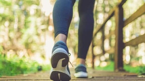 सकाळी उठल्याबरोबर फिरायला जाणे योग्य आहे का? - &nbsp;सकाळी उठणे आणि फिरायला जाणे तुमच्या मानसिक आरोग्यासाठी खूप चांगले आहे. २० ते ३० मिनिटे किंवा त्यापेक्षा जास्त चालणे फायदेशीर असल्याचे अहवालात दिसून आले आहे. मॉर्निंग वॉकने दिवसाची सुरुवात चांगल्या मूडने होते.&nbsp;