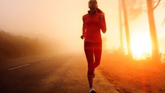 मॉर्निंग वॉकमुळे ऊर्जा मिळते का? - रोज २० ते ३० मिनिटे चालण्याने शरीराला अनेक फायदे होतात. मॉर्निंग वॉक केल्याने तुम्ही अधिक ऊर्जा आणि लवचिकता अनुभवू शकता. मॉर्निंग वॉकमुळे शरीरातील एकाग्रता आणि ऊर्जा वाढण्यास मदत होते.&nbsp;