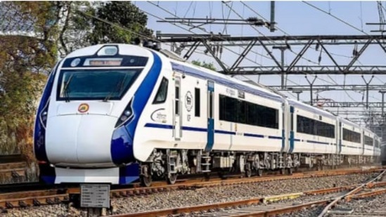 पत्नीला सोडण्यासाठी रेल्वेस्थानकावर गेला; अन् नाइट ड्रेसमध्ये वंदे भारत एक्सप्रेसमध्ये फसला