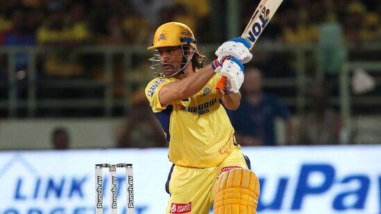 MS Dhoni : हैदराबादविरुद्ध धोनीची बॅट तलवारीसारखी चालते, आकडे पाहून SRH च्या गोलंदाजांना घाम फुटेल