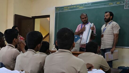 ईव्हीएम मशीनला विरोध दर्शवणे यवतमाळ येथील प्राध्यापकाला महागात पडले. 