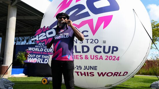 ख्रिस गेल सध्या टी-२० क्रिकेटमध्ये सर्वाधिक शतकांच्या यादीत अव्वल स्थानी आहे. टी-२० क्रिकेटमध्ये त्याच्या शतकांची संख्या २२ आहे. ४६३ सामन्यांत (४५५ डाव) त्याने २२ शतके आणि ८८ अर्धशतके झळकावली. टी-२० क्रिकेटमधील त्याची सर्वोच्च धावसंख्या नाबाद १७५ आहे. ख्रिस गेल सध्या टी-२० क्रिकेटमध्ये सर्वाधिक शतकांच्या यादीत अव्वल स्थानी आहे. टी-२० क्रिकेटमध्ये त्याच्या शतकांची संख्या २२ आहे. ४६३ सामन्यांत (४५५ डाव) त्याने २२ शतके आणि ८८ अर्धशतके झळकावली. टी-२० क्रिकेटमधील त्याची सर्वोच्च धावसंख्या नाबाद १७५ आहे.