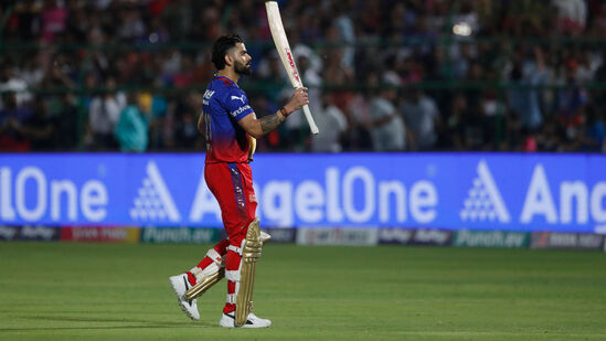 विराट कोहलीने आंतरराष्ट्रीय टी-२० आणि आयपीएलमध्ये एकूण ३८१ सामने (३६४ डाव) खेळले आहेत. टी-२० क्रिकेटमध्ये त्याच्या एकूण शतकांची संख्या नऊ झाली आहे. त्याची नाबाद १२२ धावा सर्वोच्च धावसंख्या आहे.