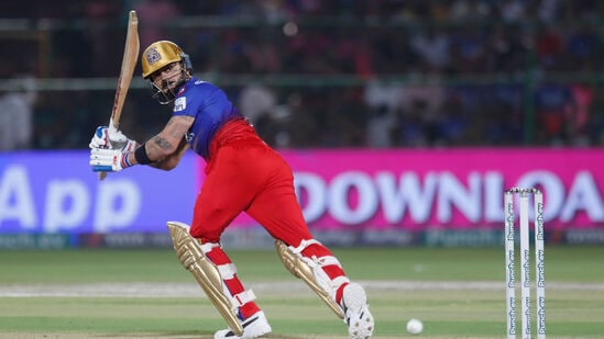 विराटने राजस्थान रॉयल्सविरुद्ध ७२ चेंडूत नाबाद ११३ धावांची खेळी केली. त्याच्या डावात १२ चौकार आणि ४ षटकारांचा समावेश होता. स्ट्राईक रेट १५६.९४ . पण आयपीएलच्या इतिहासातील हे सर्वात संथ शतक आहे. त्याने ६७ चेंडूत शतक झळकावले. विराटने राजस्थान रॉयल्सविरुद्ध ७२ चेंडूत नाबाद ११३ धावांची खेळी केली. त्याच्या डावात १२ चौकार आणि ४ षटकारांचा समावेश होता. स्ट्राईक रेट १५६.९४ . पण आयपीएलच्या इतिहासातील हे सर्वात संथ शतक आहे. त्याने ६७ चेंडूत शतक झळकावले. 