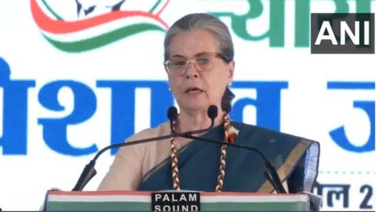 जयपूर येथील रॅलीत संबोधित करताना सोनिया गांधी