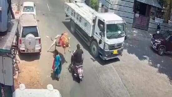 रस्त्यावरून जाणाऱ्या दुचाकीचालकावर उधळला बैल! ट्रकखाली येऊन थोडक्यात बचवला