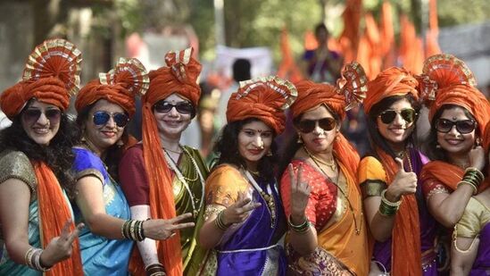 गुढी पाडवा हा सण संपूर्ण महाराष्ट्रात मोठ्या जल्लोषात साजरा केला जातो. अनेकजण पारंपरिक पोषक परिधान करुन, नृत्य सादर करुन, बाईक रॅली काढून हा सण साजरा करतात. ऐस डिझायनर शिल्पी गुप्ताने तिचे काही ट्रेंडी आऊफिट हिंदुस्तान टाइम्स लाइफस्टाइलसोबत शेअर केले आहेत. हे आऊटफिट तुम्ही पाडव्याच्या दिवशी घालू शकता.