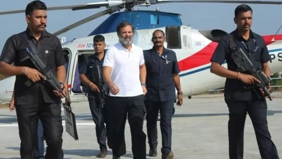 हेलिकॉप्टरचं इंधन संपलं अन् राहुल गांधींचं प्रचाराचं गणित बिघडलं हेलिकॉप्टरचं इंधन संपलं अन् राहुल गांधींचं प्रचाराचं गणित बिघडलं