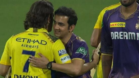 ms dhoni gautam gambir hug video धोनी आणि गौतम गंभीरने मारली एकमेकांना मिठी, सोशल मीडियावर आनंदोत्सव