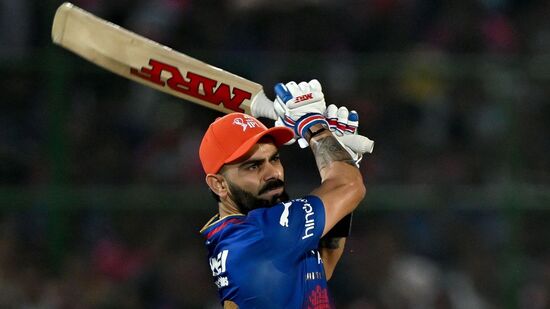 ऑरेंज कॅपवर विराटचा दबदबा - दुसरीकडे, ऑरेंज कॅप विराट कोहलीच्या डोक्यावर आहे. विराट कोहलीने ५ सामन्यात १०५.३३ च्या सरासरीने ३१६ धावा केल्या आहेत. यात त्याने २ अर्धशतके आणि १ शतक झळकावले आहे. ऑरेंज कॅपवर विराटचा दबदबा - दुसरीकडे, ऑरेंज कॅप विराट कोहलीच्या डोक्यावर आहे. विराट कोहलीने ५ सामन्यात १०५.३३ च्या सरासरीने ३१६ धावा केल्या आहेत. यात त्याने २ अर्धशतके आणि १ शतक झळकावले आहे. 