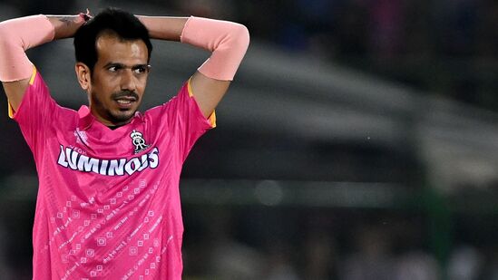 म्हणजेच, मुस्तफिजुर रहमान पुन्हा एकदा पर्पल कॅपच्या शर्यतीत पुढे आला आहे. KKR विरुद्ध खेळल्या गेलेल्या सामन्यात, मुस्तफिजुर रहमानने ४ षटके टाकली आणि २२ धावा दिल्या. यादरम्यान त्याने श्रेयस अय्यर आणि मिचेल स्टार्कला पॅव्हेलियनचा रस्ता दाखवला. यासह त्याने आता या मोसमात ४ सामन्यात ९ विकेट घेतल्या आहेत. तर चहलने ४ सामन्यात ८ विकेट घेतल्या आहेत. म्हणजेच, मुस्तफिजुर रहमान पुन्हा एकदा पर्पल कॅपच्या शर्यतीत पुढे आला आहे. KKR विरुद्ध खेळल्या गेलेल्या सामन्यात, मुस्तफिजुर रहमानने ४ षटके टाकली आणि २२ धावा दिल्या. यादरम्यान त्याने श्रेयस अय्यर आणि मिचेल स्टार्कला पॅव्हेलियनचा रस्ता दाखवला. यासह त्याने आता या मोसमात ४ सामन्यात ९ विकेट घेतल्या आहेत. तर चहलने ४ सामन्यात ८ विकेट घेतल्या आहेत.