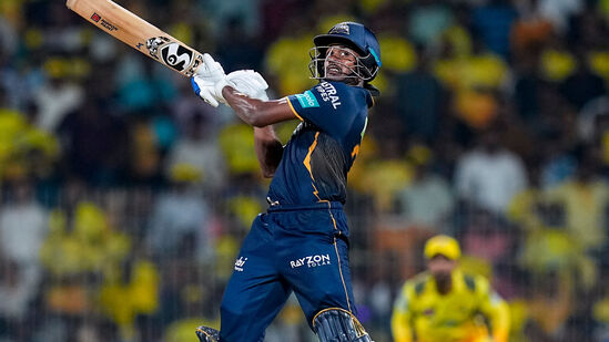 त्याचवेळी साई सुदर्शन दुसऱ्या स्थानावर आहे, ज्याने ५ सामन्यात १९१ धावा केल्या आहेत. रियान पराग १८५ धावांसह तिसऱ्या क्रमांकावर आहे. त्याचवेळी साई सुदर्शन दुसऱ्या स्थानावर आहे, ज्याने ५ सामन्यात १९१ धावा केल्या आहेत. रियान पराग १८५ धावांसह तिसऱ्या क्रमांकावर आहे.