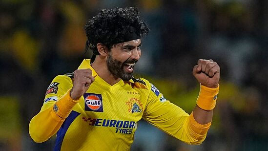 इंडियन प्रीमियर लीगमध्ये चेन्नई सुपर किंग्जकडून खेळणाऱ्या रवींद्र जडेजाने उत्कृष्ट कामगिरी केली आहे. या स्पर्धेत असा विक्रम आजवर कोणालाही करता आलेला नाही. फलंदाजी आणि गोलंदाजीबरोबरच जाडेजा हा दमदार क्षेत्ररक्षकही आहे.