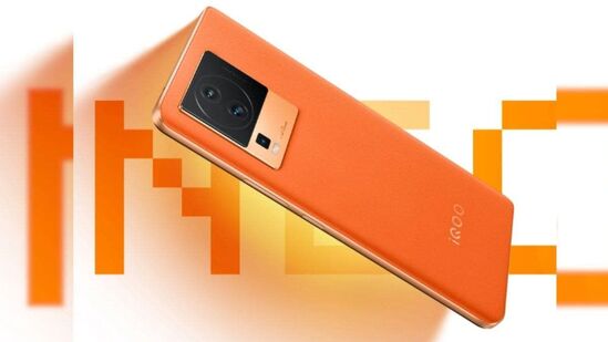 आयक्यूओओ निओ ७ साधारणत: ३४ हजार ९९९ रुपयांना विकले जाते. या स्मार्टफोनच्या खरेदीवर ग्राहकांना ५ हजारांचे डिस्काऊंट दिले जात आहे. .यामुळे हा स्मार्टफोन २९ हजार ९९९ रुपयांत खरेदी करू शकतो.