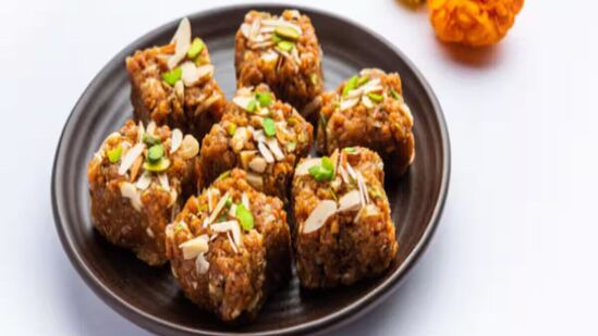 Navratri Falahar Recipe: नवरात्रीच्या उपवासात बनवा शिंगाड्याची बर्फी, नोट करा रेसिपी