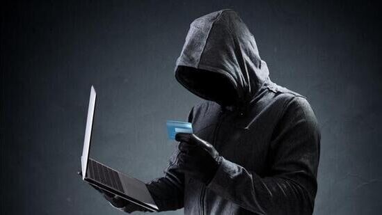 एचडीएफसी बँकेने आपल्या ग्राहकांसाठी सायबर गुन्हेगारीपासून वाचण्यासाठी महत्त्वाच्या सूचना दिल्या आहेत.