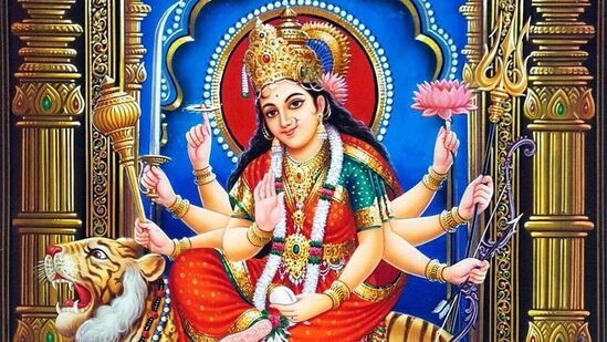चैत्र नवरात्रीची सुरुवात मंगळवार ९ एप्रिलपासून झाली आहे. चार राशींसाठी चैत्र नवरात्र अतिशय शुभ असणार आहे. या चार राशीच्या लोकांना शुभ परिणाम मिळतील आणि परस्पर संबंधही खूप सुधारतील. चला जाणून घेऊया नवरात्रीच्या काळात कोणत्या राशींवर देवी दुर्गेची कृपा असेल.