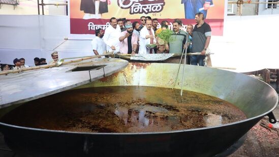पुण्यात आणण्यात आलेल्या तब्बल १५ बाय १५ फूट आणि ६.५ फूट उंच अशा २५०० किलो वजनाच्या या भव्य कढईमध्ये १० हजार किलो मिसळ तयार करण्यात आली. क्रांतीसूर्य महात्मा ज्योतिबा फुले आणि भारतरत्न डॉ. बाबासाहेब आंबेडकर जयंती समिती यांच्या वतीने महात्मा फुले यांच्या जयंतीदिनी हा उपक्रम गंज पेठेतील महात्मा ज्योतिबा फुले वाडा येथे आयोजित करण्यात आला होता. <p>पुण्यात आणण्यात आलेल्या तब्बल १५ बाय १५ फूट आणि ६.५ फूट उंच अशा २५०० किलो वजनाच्या या भव्य कढईमध्ये १० हजार किलो मिसळ तयार करण्यात आली. क्रांतीसूर्य महात्मा ज्योतिबा फुले आणि भारतरत्न डॉ. बाबासाहेब आंबेडकर जयंती समिती यांच्या वतीने महात्मा फुले यांच्या जयंतीदिनी हा उपक्रम गंज पेठेतील महात्मा ज्योतिबा फुले वाडा येथे आयोजित करण्यात आला होता.</p>