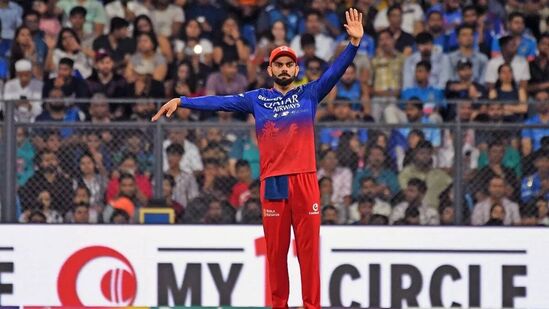 kohli appeals crowd  to stop booing hardik pandya हार्दिक पंड्याला ट्रोल करणाऱ्या चाहत्यांना कोहलीनं शांत केलं, पाहा