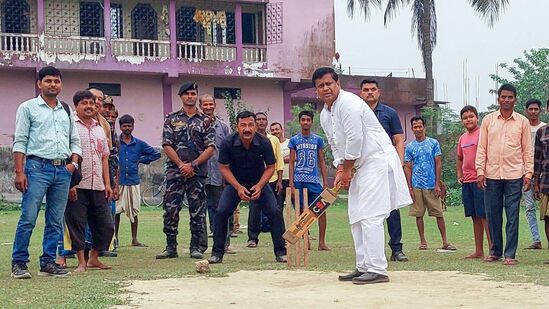 भारतीय जनता पार्टी (भाजप) बालूरघाटमधील उमेदवार, सुकांता मजुमदार, पश्चिम बंगालच्या दक्षिण दिनाजपूरमधील बालूरघाटजवळ, निवडणूक प्रचारादरम्यान क्रिकेट खेळून प्रचार करत असतांना.&nbsp;