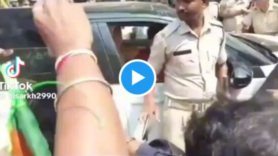 व्हायरल व्हिडिओमध्ये धर्माच्या नावावर मतं मागायला गेलेल्या भाजपच्या नेत्याला नागरिकांनी चोप दिल्याचा दावा केला जात आहे.