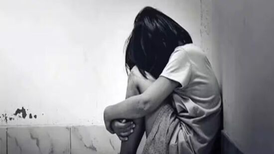 मथुरा येथील रस्त्यानं जाणाऱ्या मुलीचं जबरदस्तीनं चुंबन घेतल्याचा व्हिडिओ सोशल मीडियावर व्हायरल झाला आहे.