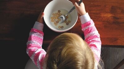 मुलांनी दिवसाची सुरुवात पौष्टिक नाश्त्याने केली पाहिजे. ज्यामध्ये प्रथिने असतात, कारण ते तुमच्या मुलास दीर्घकाळ समाधानी राहण्यास मदत करू शकते आणि किशोरवयीन मुलांना वजन व्यवस्थापनात मदत करू शकते. होल-व्हीट ब्रेड, स्मूदीज, दही, एवोकॅडो किंवा पीनट बटर आणि टोस्टवर एग सँडविच असा आरोग्यदायी नाश्ता निवडा.&nbsp;