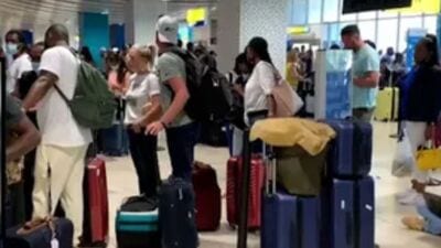 एअरपोर्टवर कपडे काढून धिंगाणा करणाऱ्या महिलेचा व्हिडिओ सोशल मीडियावर व्हायरल झाला आहे.