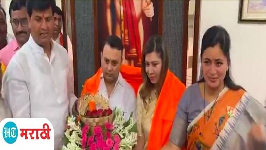 Video : नवनीत राणा आणि रवी राणा पोहोचले कट्टर विरोधक अडसूळ यांच्या घरी, पाहा व्हिडिओ Video : नवनीत राणा आणि रवी राणा पोहोचले कट्टर विरोधक अडसूळ यांच्या घरी, पाहा व्हिडिओ