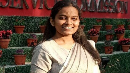 वृषाली कांबळेचं अवघ्या २३ व्या वर्षी UPSC परीक्षेत यश