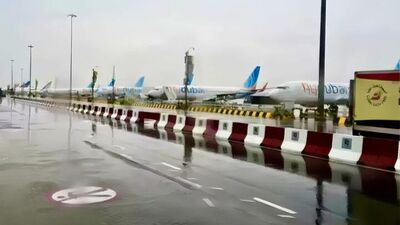 मुसळधार पावसामुळे दुबईच्या विमानसेवेवर देखील परिमाण झाला आहे. अनेक उड्डाणे रद्द करण्यात आली आहेट. यामुळे अनेक नगरीकण विमानतळावर अडकून पडले आहेत.&nbsp;