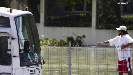 मुसळधार पावसामुळे दुबईत हजारो वाहने पाण्यात बुडाली आहेत. रस्त्यावर पाणी वाहत असल्याने लोकांना ताटकळत राहावे लागत आहे. रस्त्यावरून पाणी वाहते असल्याने या पाण्यातून अनेकांची वाहने देखील वाहून गेली आहे.&nbsp;