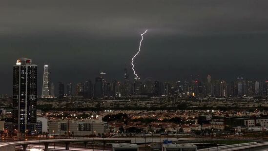 बुधवारी रात्री दुबई शहरात वीज कोसळली. असा पाऊस पाहून पर्यटननगरी हादरली आहे. दुबईत मुसळधार पावसामुळे शाळा आणि महाविद्यालये आठवडाभर बंद करण्यात आली आहे.&nbsp;