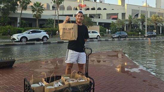 दुबईमध्ये पावसात अडकलेल्या नागरिकांना &nbsp;खाद्यवस्तु पूर्वतांना नागरिक. पावसामुळे नागरिकांचे प्रचंड हाल झाले असून अनेक वस्तुंचा तुडवडा निर्माण झाला आहे. अनेक मॉलमध्ये पाणी घुसल्याने ती बंद करण्यात आली आहेत.&nbsp;