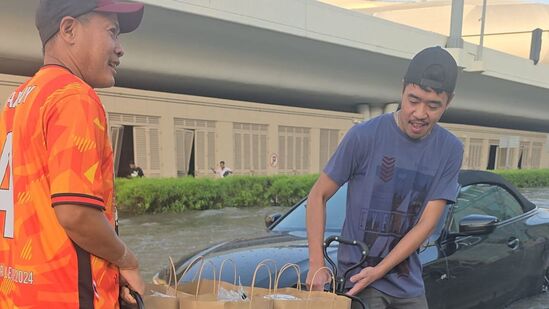 दुबईमध्ये दोन दिवसांपासून पाऊस पडत आहे. सोमवारी आणि मंगळवारी आणि बुधवारी सकाळपासून हा पाऊस सुरू असून या मुळे मोठा पुर आला आहे. पावसामुळे दुबईचे &nbsp;जनजीवन विस्कळीत झाले आहे. पावसामुळे एकाचा मृत्यू झाला असल्याचे वृत्त आहे.&nbsp;